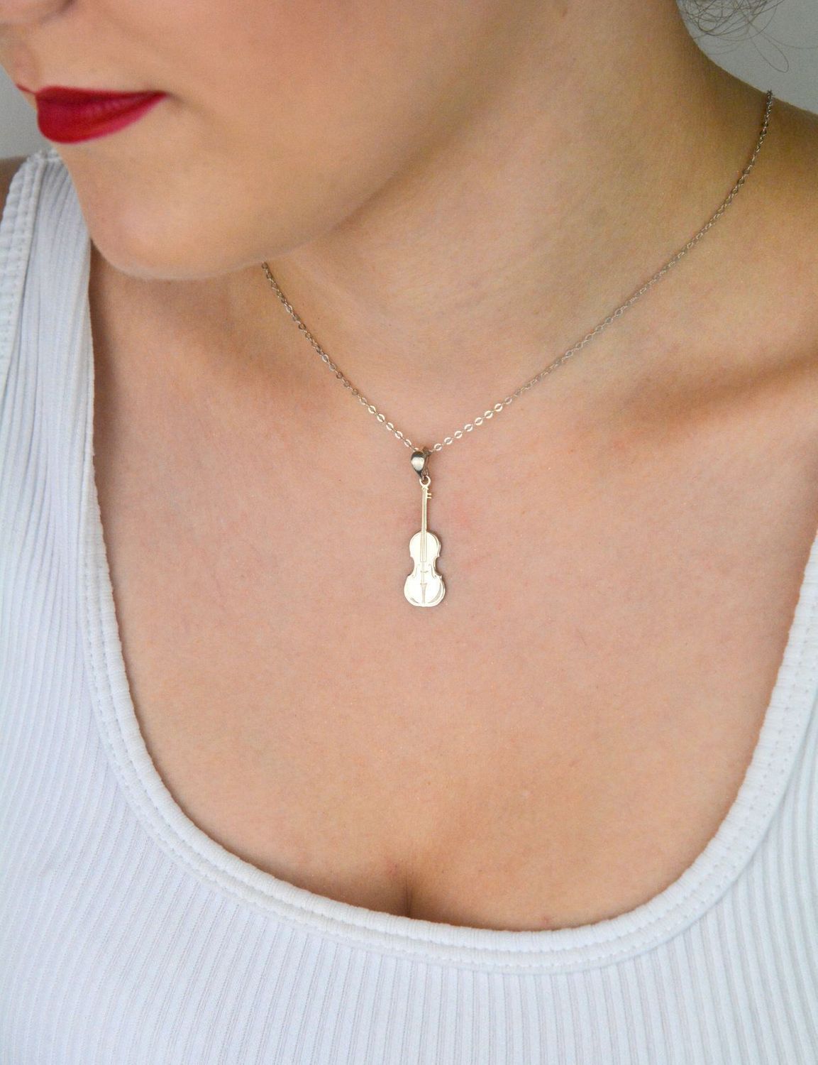 Naszyjnik srebrny próby 925 DIA-NSZ-NR2 R721-ROD-925 z zawieszką w kształcie skrzypiec. Długość 42+3 cm, zapięcie na karabińczyk. Idealny dla miłośniczek muzyki i oryginalnego stylu.1.jpg